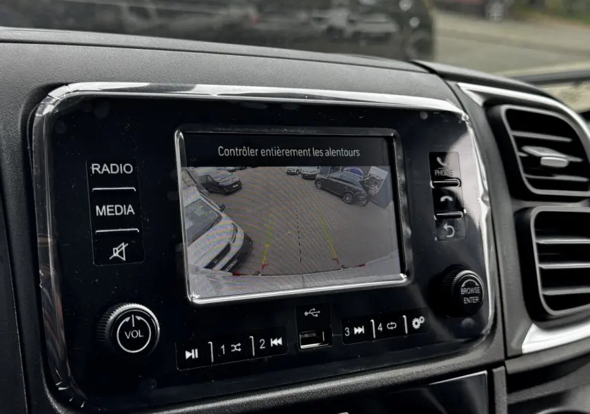 Vue rapprochée de l’écran tactile central du Peugeot Boxer Fourgon blanc, affichant la caméra de recul avec guidage.