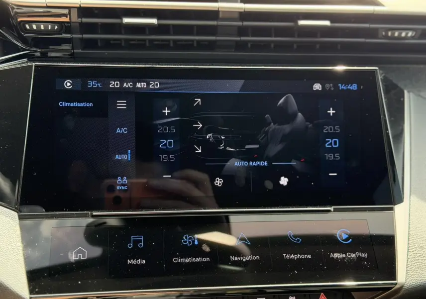 Écran tactile central 10 pouces du Peugeot 308 Hybrid noir Perla, affichant la climatisation et la navigation.