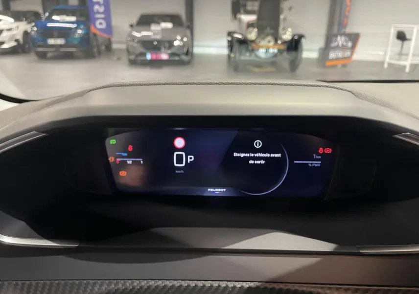Vue rapprochée du combiné numérique 10 pouces du Peugeot 208 1.2i Hybrid 2025, affichage digital moderne.