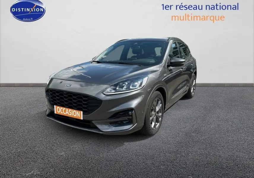 Ford Kuga gris foncé en 3/4 avant droit, avec jantes alliage 18 pouces et calandre noire distinctive.