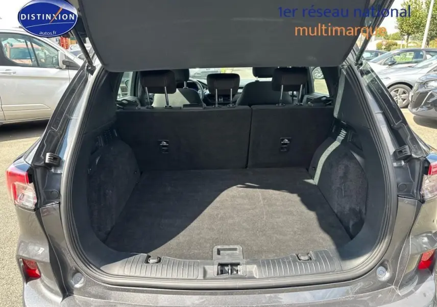 Coffre ouvert vu de l'arrière d'un Ford Kuga gris foncé 2022, montrant un espace de chargement spacieux et propre.