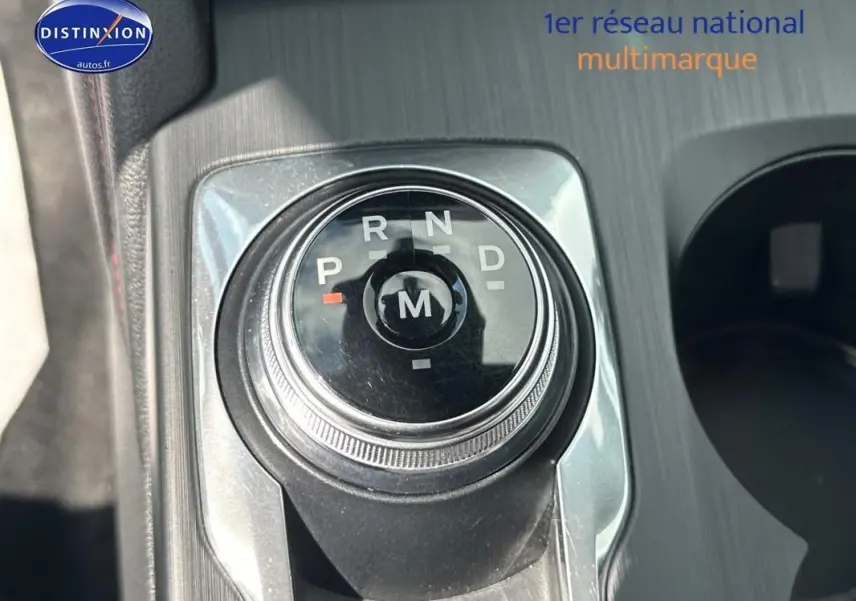 Gros plan sur la molette de sélection de la boîte automatique du Ford Kuga 2022, finition ST-Line.