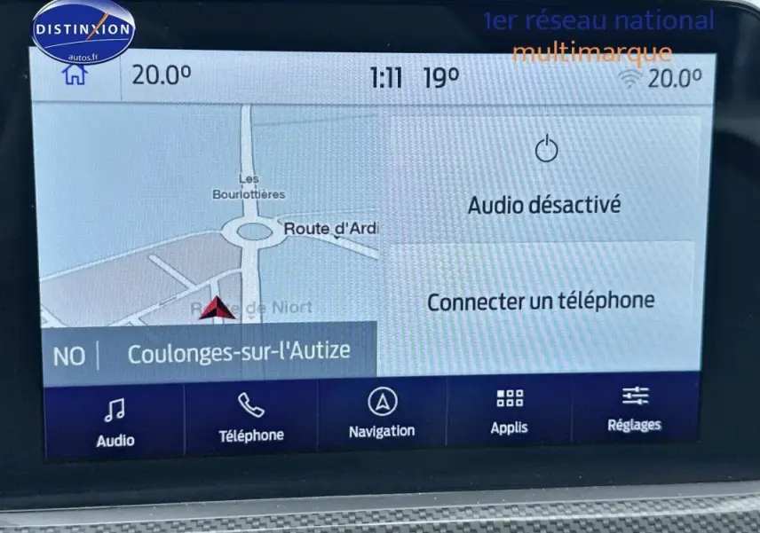 Écran tactile du système de navigation du Ford Kuga gris foncé, vue rapprochée de la console centrale.