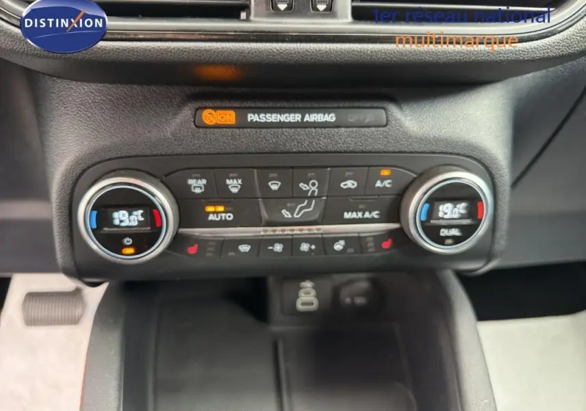 Vue rapprochée de la console centrale du Ford Kuga gris foncé 2022, montrant les commandes de climatisation et l'affichage digital.