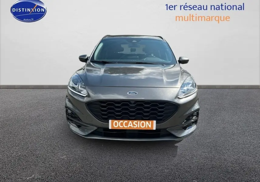 Vue avant d'un Ford Kuga gris foncé 2022 avec calandre noire et feux allumés sur fond neutre.