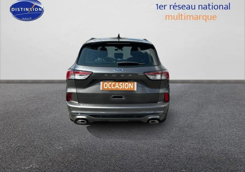 Vue arrière d'un Ford Kuga gris foncé 2022 avec feux LED et double sortie d'échappement intégrée.