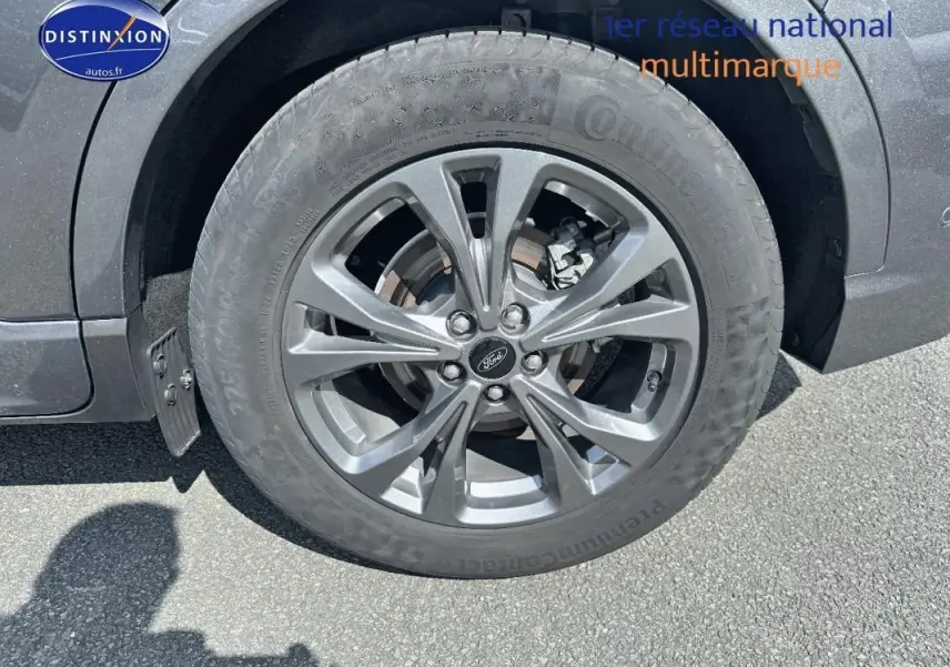 Gros plan sur la jante alliage 18 pouces gris foncé du Ford Kuga 2.5 Hybride, avec pneu Continental visible.