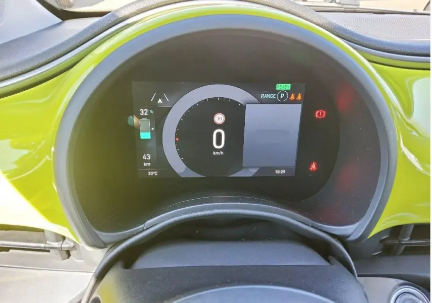 Vue rapprochée du tableau de bord numérique de la Fiat 500 électrique 2024 avec contour intérieur jaune Acid.