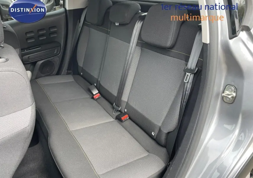 Vue intérieure de la banquette arrière grise de la Citroën C3 2021 avec portières ouvertes côté droit.