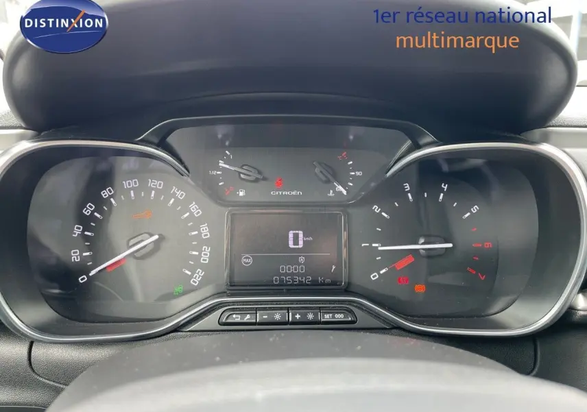 Vue rapprochée du tableau de bord de la Citroën C3 gris Artense 2021, affichant les compteurs et l'écran digital.