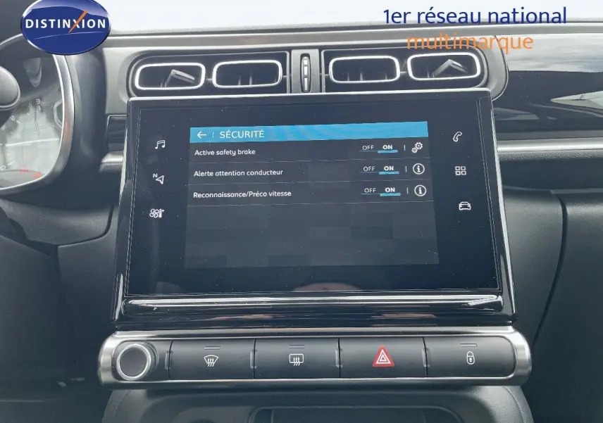 Écran tactile central affichant les réglages de sécurité dans l'habitacle d'une Citroën C3 2021 gris Artense.