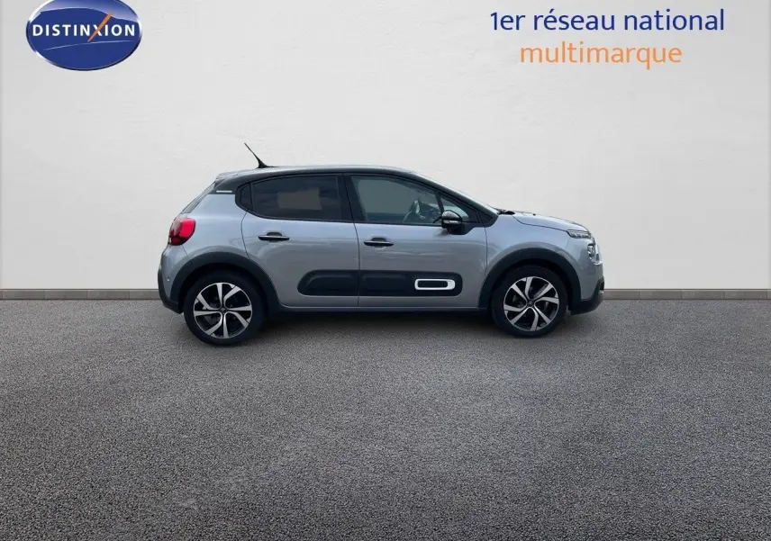 Profil latéral droit d'une Citroën C3 2021 gris Artense métallisé avec inserts noirs et jantes bi-ton.