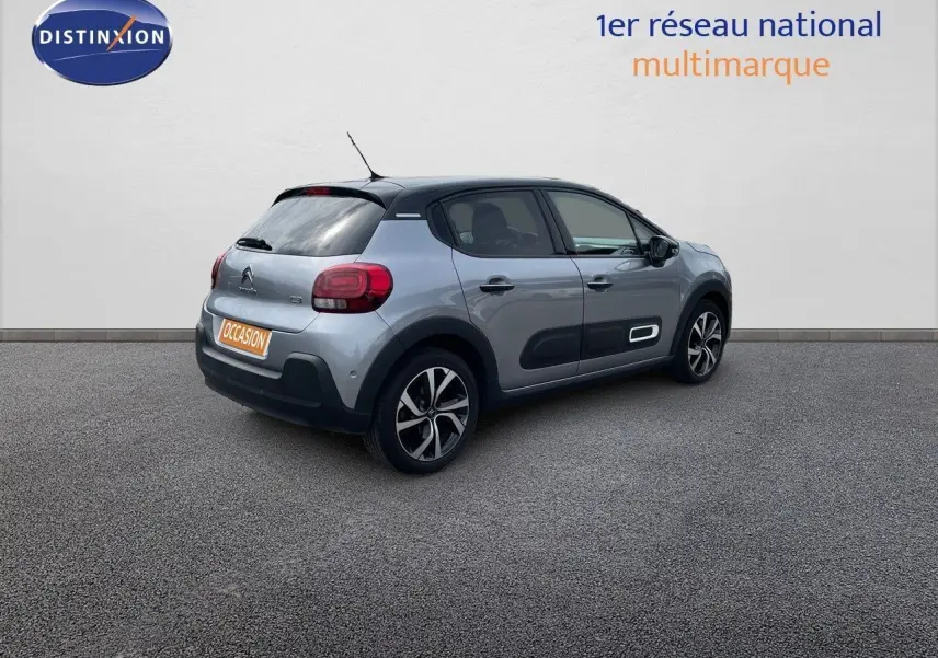 Citroën C3 gris Artense métal vue 3/4 arrière droit avec protections latérales noires et jantes bi-ton.