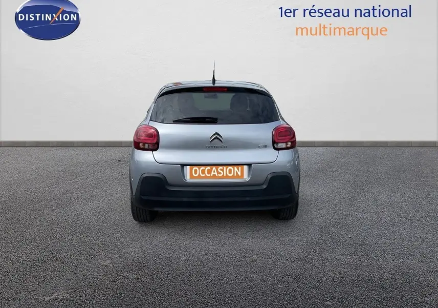 Vue arrière d'une Citroën C3 gris Artense métal 2021 avec plaque "OCCASION" sur fond neutre.