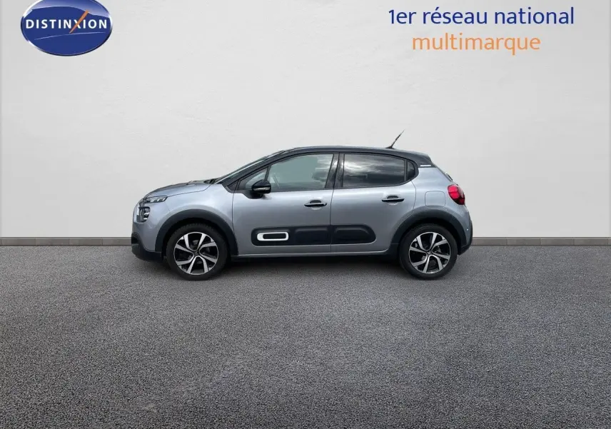 Citroën C3 gris Artense métal vue profil côté gauche, avec protections latérales noires et jantes bi-ton.