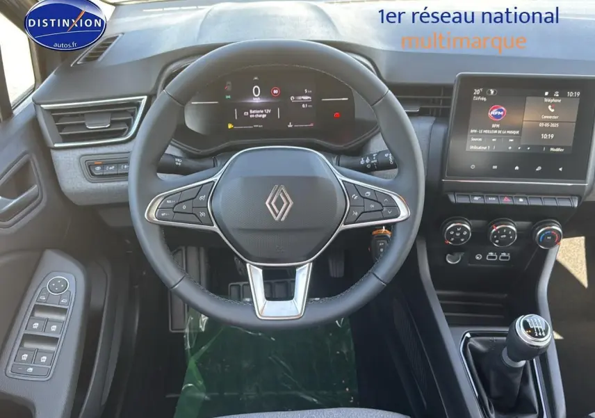 Vue intérieure centrée sur le volant cuir et tableau de bord numérique de la Renault Clio V 1.5 dCi 100 manuelle.