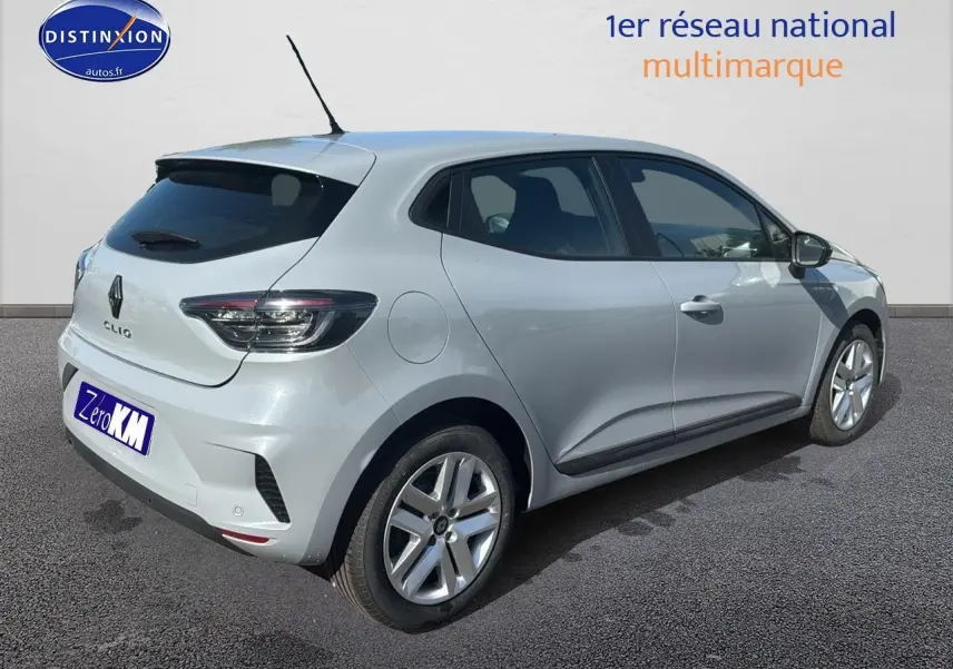 Renault Clio V gris rafale vue 3/4 arrière droit, avec jantes alliage et vitres teintées.