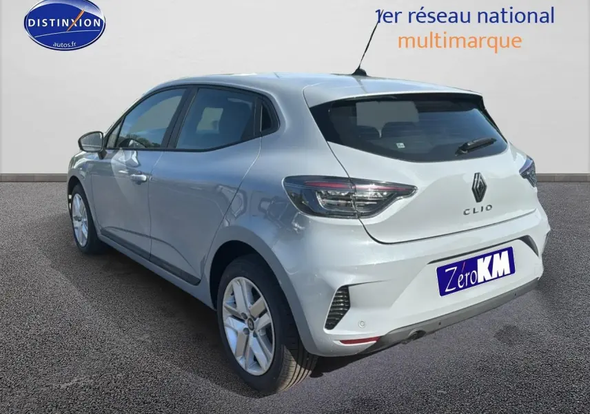 Renault Clio V gris rafale vue 3/4 arrière droit, mettant en valeur ses feux LED et jantes alliage.