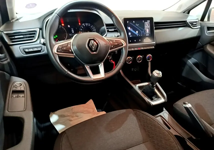 Intérieur de la Renault Clio Business TCe 100 2019, vue du poste de conduite avec volant cuir et écran tactile central.