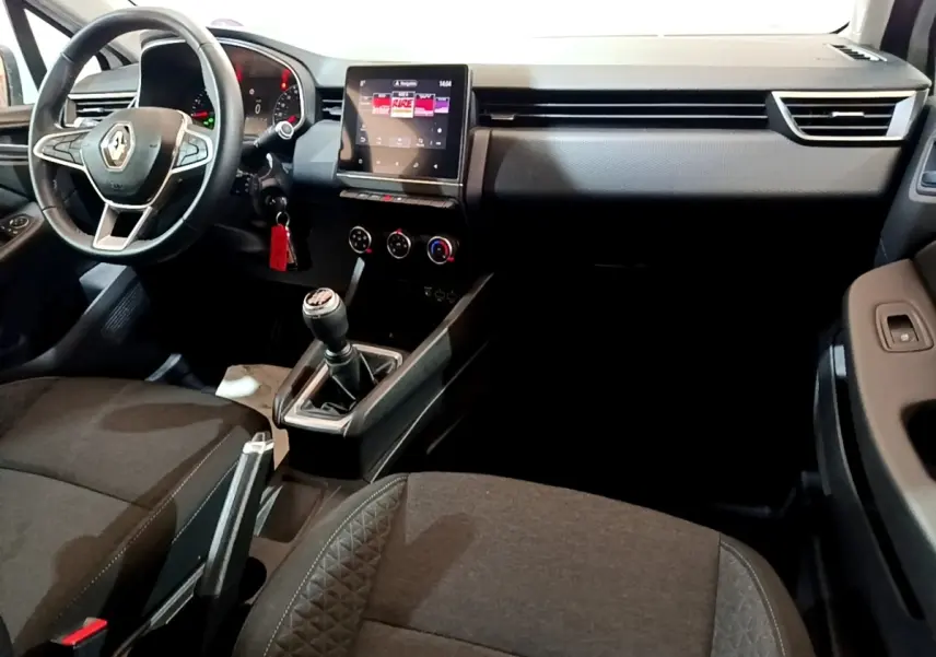 Intérieur de la Renault Clio Business TCe 100 2019, vue côté conducteur, volant multifonctions et écran tactile central.