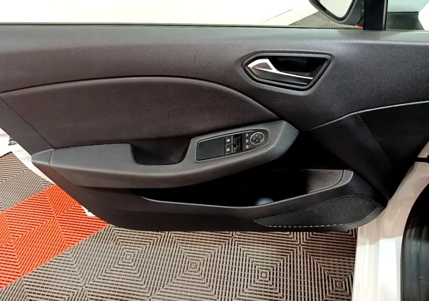Porte côté conducteur de Renault Clio Business TCe 100 blanche, avec commandes électriques et haut-parleur intégré.