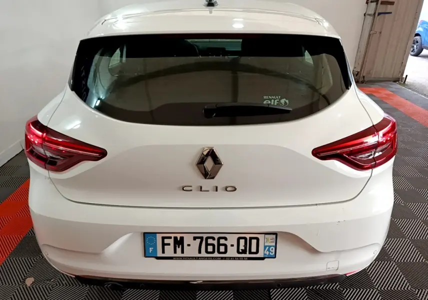 Vue arrière d'une Renault Clio blanche 2019 avec feux arrière LED et plaque d'immatriculation française visible.