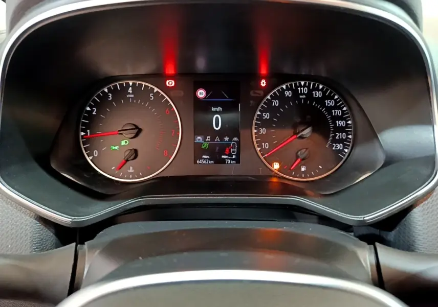 Tableau de bord de Renault Clio Business TCe 100 2019, affichage numérique central et compte-tours à gauche.