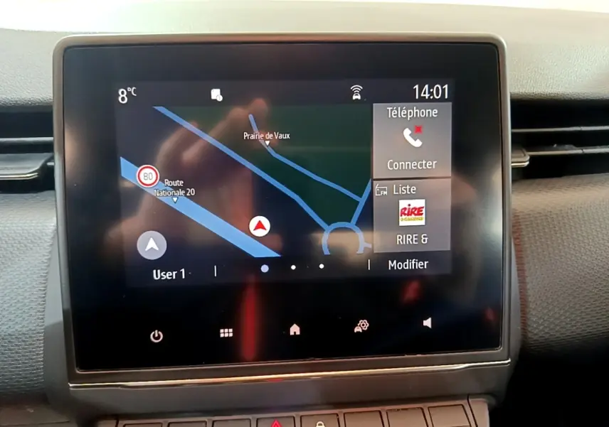 Écran tactile central du tableau de bord de la Renault Clio Business blanc, affichant la navigation GPS en 3D.