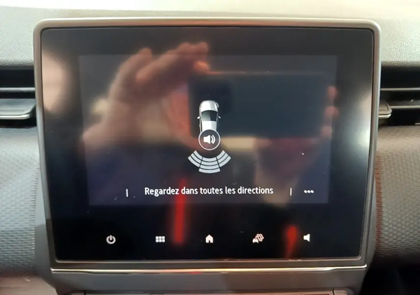 Écran tactile central de la Renault Clio Business TCe 100 2019 affichant l'aide au stationnement sonore.