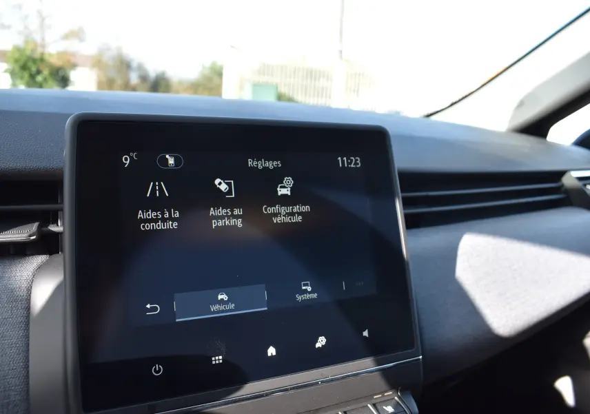 Écran tactile central de la Renault Clio V noir montrant le menu des réglages d’aides à la conduite et parking.