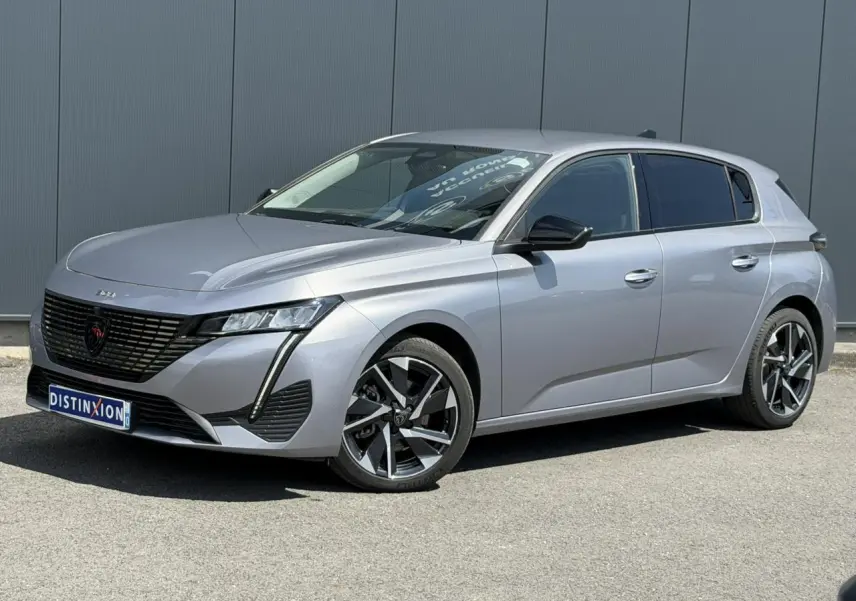 Peugeot 308 Hybrid gris Artense vue 3/4 avant droit, jantes alliage 17'' Halong diamantées et vitres surteintées.