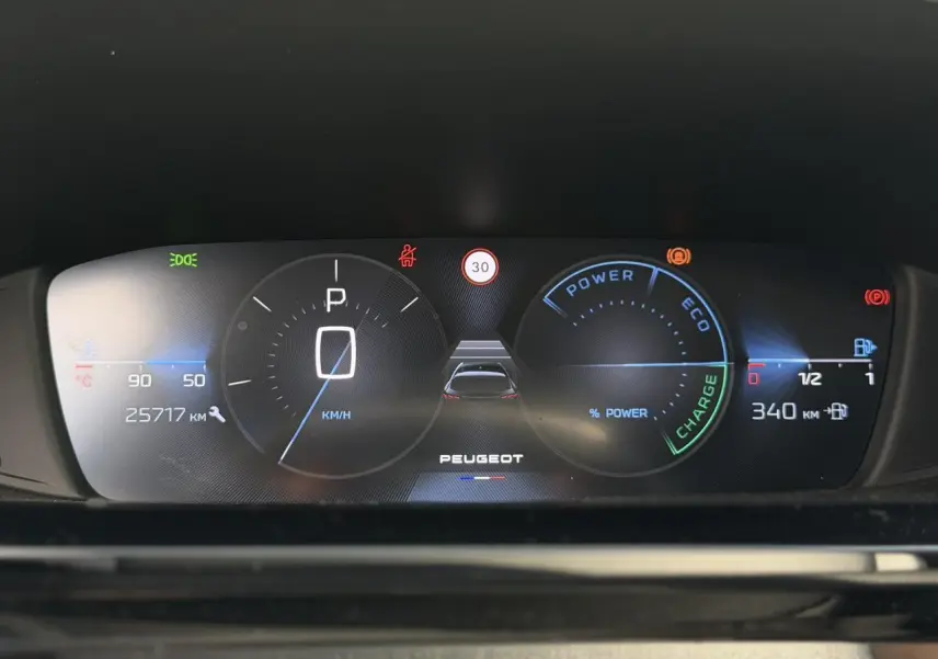 Tableau de bord numérique Peugeot 308 Hybrid 2025 affichant vitesse, autonomie et indicateurs hybrides.