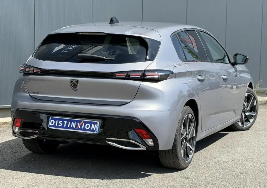 Vue 3/4 arrière droite de la Peugeot 308 Hybrid 145 gris Artense, avec feux arrière LED et jantes alliage 17 pouces.