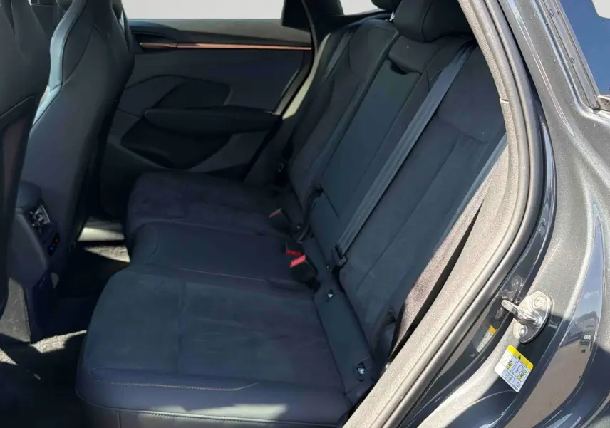 Vue intérieure côté arrière droit du CUPRA TERRAMAR gris, montrant les sièges arrière en cuir et alcantara.