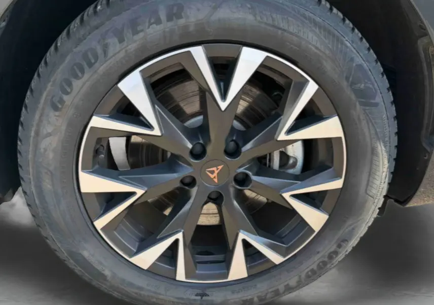Gros plan sur la jante 18'' anthracite et argentée du CUPRA TERRAMAR 1.5 eHybrid, avec logo central distinctif.