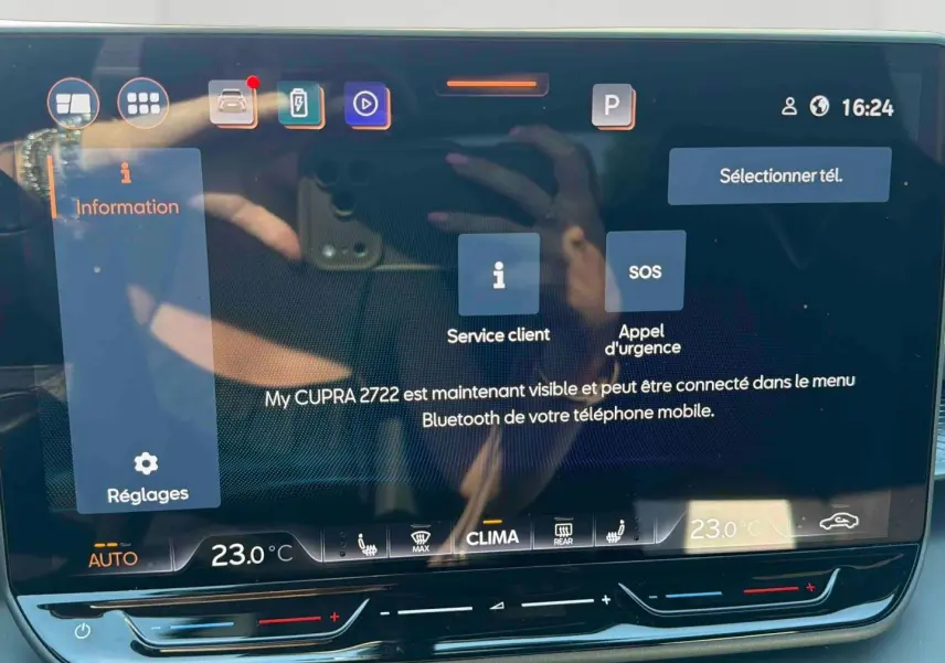 Écran tactile HD 12,9 pouces du système d'info-divertissement dans l'habitacle du CUPRA Terramar 2025.