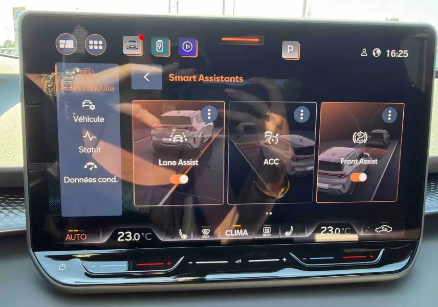 Écran tactile HD 12,9 pouces du système d’info-divertissement du CUPRA Terramar 2025 affichant les assistants de conduite.