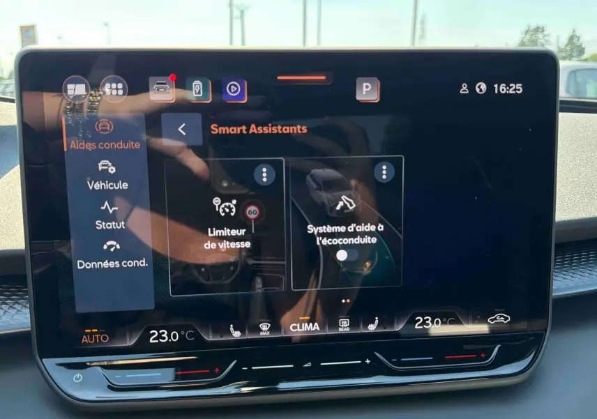 Écran tactile HD 12,9 pouces du CUPRA TERRAMAR 2025 affichant les aides à la conduite et la climatisation.
