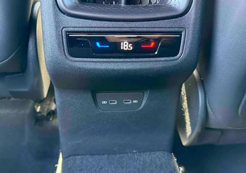 Détail de la console arrière intérieure du CUPRA TERRAMAR gris, avec affichage de la climatisation et ports USB-C.