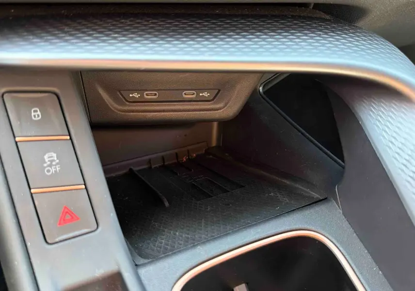 Détail de la console centrale du CUPRA TERRAMAR 2025 gris, montrant les ports USB-C et les boutons de sécurité.