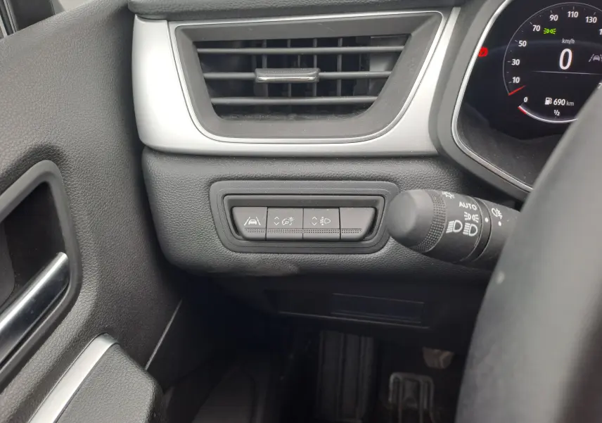 Détail du tableau de bord côté gauche du Renault Captur 2024 avec commandes d'assistance et ventilation noire.