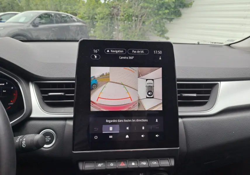 Écran central du Renault Captur 2024 affichant la caméra 360° avec vue arrière et dessus du véhicule.