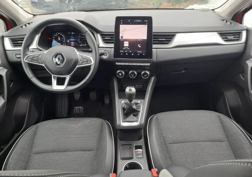 Vue intérieure avant du Renault Captur TCE 90CH TECHNO 2024 avec tableau de bord numérique et boîte manuelle.