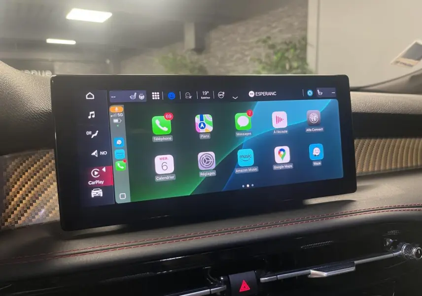 Écran tactile central du tableau de bord de l'Alfa Romeo Tonale 2024 avec interface Apple CarPlay active.