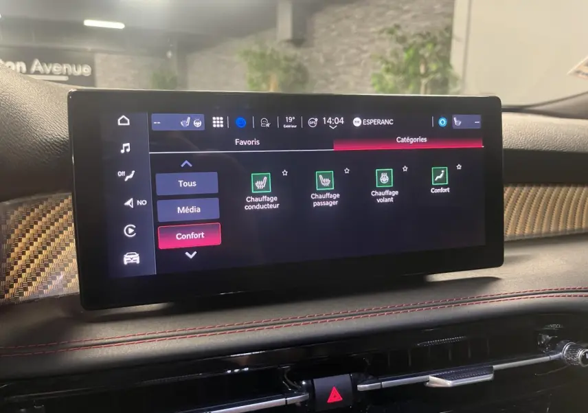 Vue intérieure du tableau de bord de l'Alfa Romeo Tonale 2024 avec écran tactile affichant les options de confort.