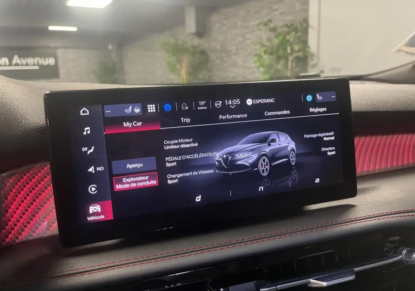 Écran tactile intérieur affichant le mode de conduite avec une illustration digitale de l'Alfa Romeo Tonale rouge.