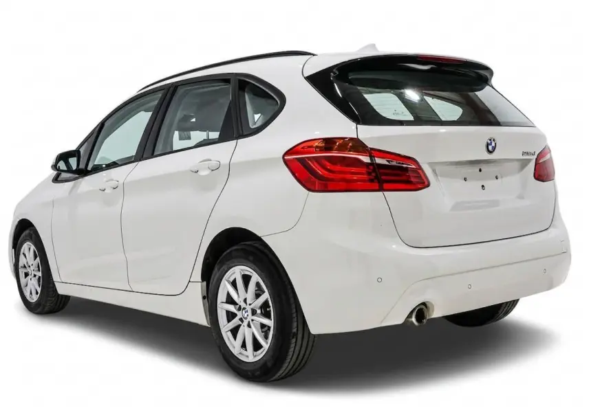 Vue 3/4 arrière droite d'une BMW Série 2 Active Tourer 216d blanche avec feux LED et jantes alliage.