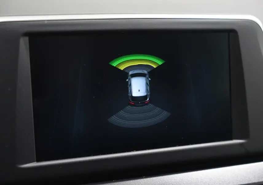 Écran de la BMW Série 2 Active Tourer 216d montrant le système de radars de stationnement avec alertes visuelles.