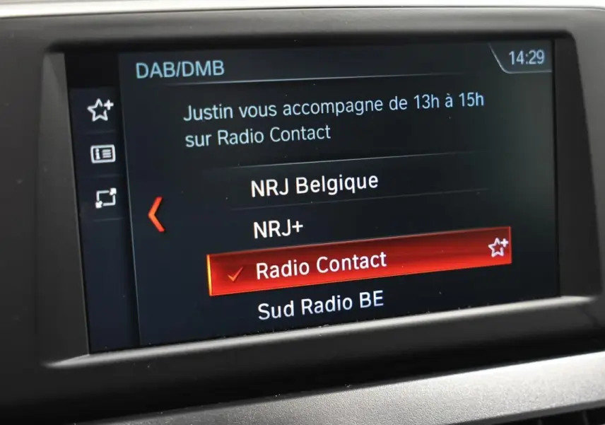 Écran central de la BMW Série 2 Active Tourer 216d blanc affichant la sélection de la radio "Radio Contact" en mode DAB/DMB.