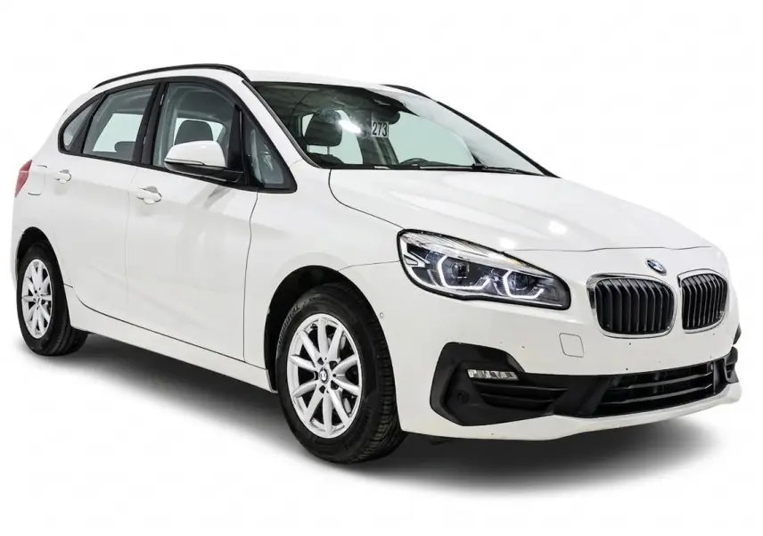 BMW Série 2 Active Tourer 216d blanc vue 3/4 avant avec phares LED et jantes alliage blanches.